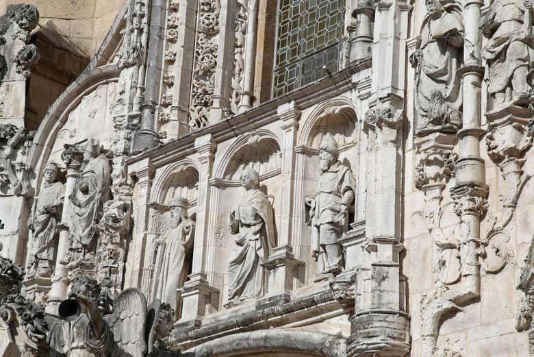 Detalles de la fachada del Monasterio de Santa Cruz