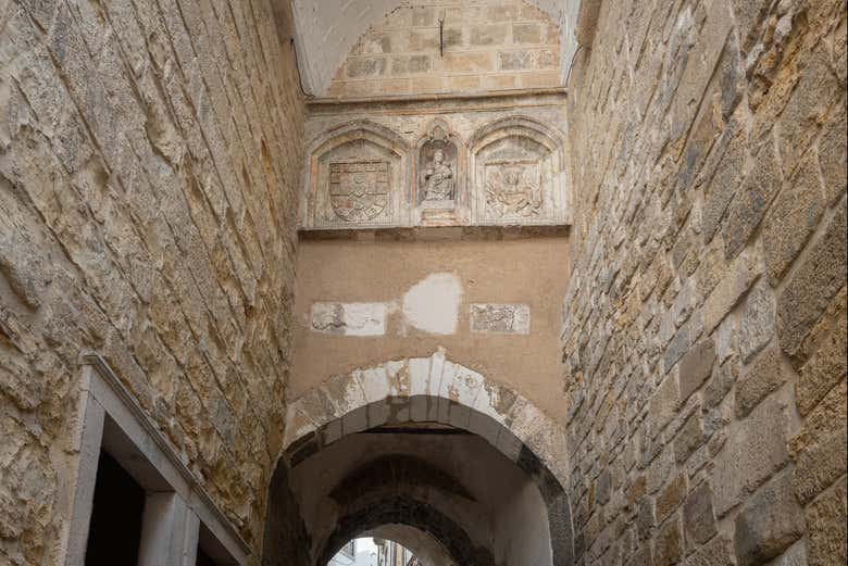 Contemplez l'arc d'Almedina