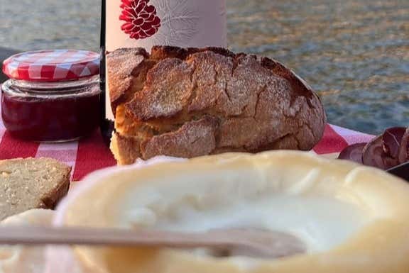 Aperitivo a base di pane e formaggio
