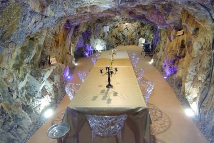 Mesa en una de las cavidades de las minas