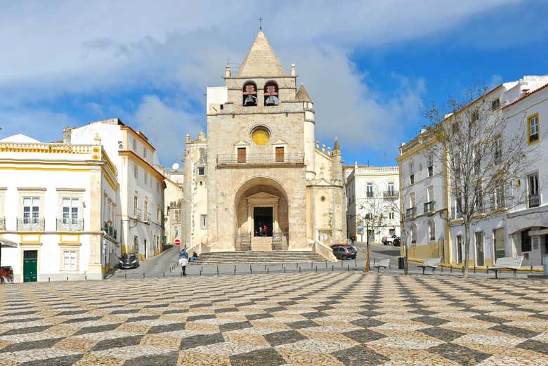 Contemplando la catedral de Elvas