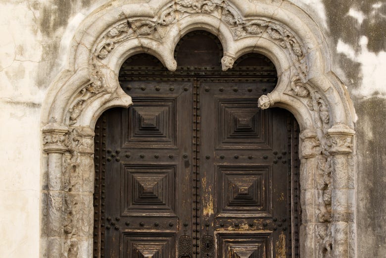 Side doors of the Elva Cathedral