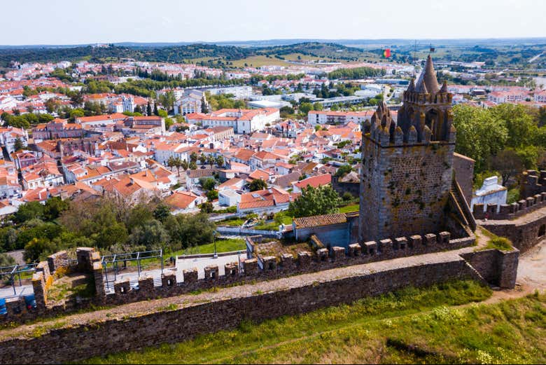 Le château surplombe le village de Montemor