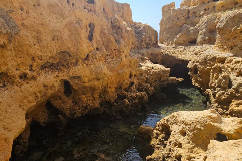 Uma surpreendente piscina natural em Algar Seco