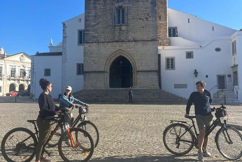 Em frente à Catedral de Faro