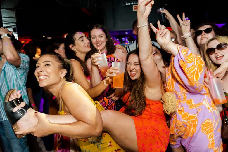Disfrutando de la fiesta con amigas