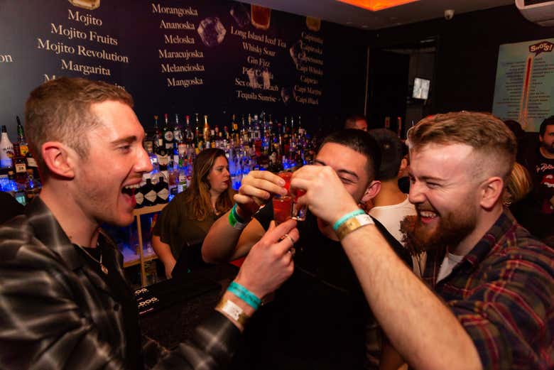 Un brindis con amigos en la fiesta 