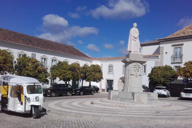 Parcourez les places de Faro