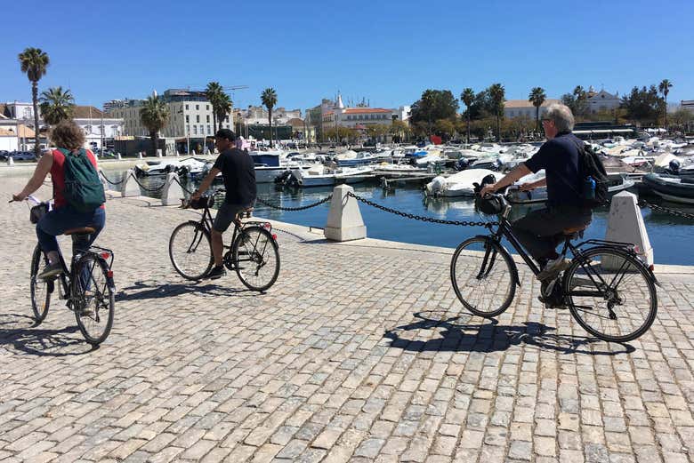 Parcourez le port de Faro à vélo