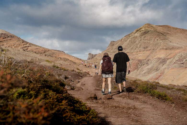 Sendero en un terreno árido de Punta de San Lorenzo