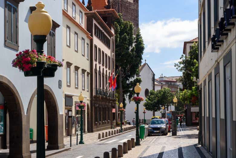 Pasead por las encantadoras calles del casco antiguo de Funchal