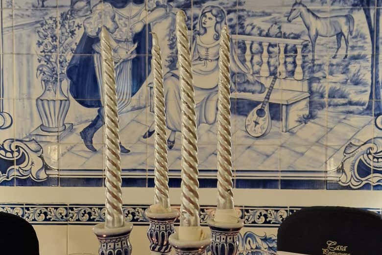 Um charmoso candelabro que decora as mesas