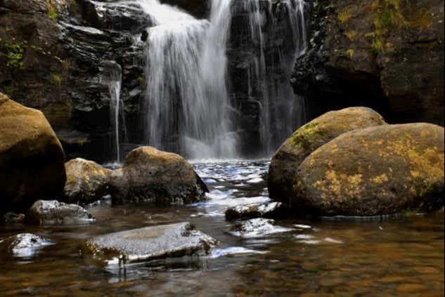 Cascata nel percorso escursionistico ai laghi di Madeira