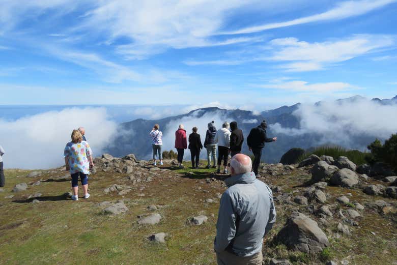 Observando el paisaje montañoso de Madeira