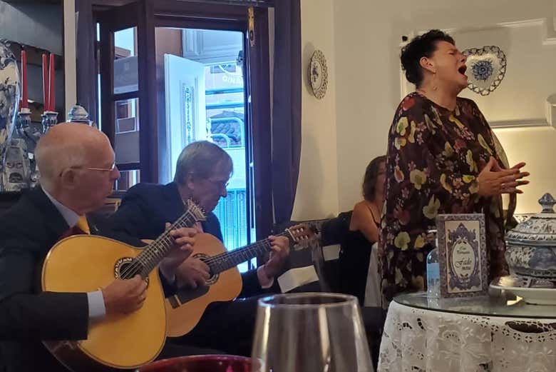 Escuntando a artista principal do espetáculo de fado