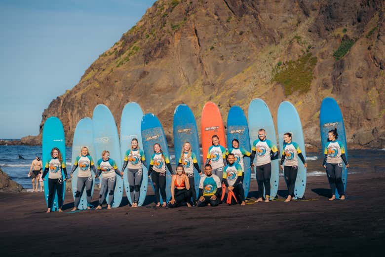 El grupo con sus tablas de surf