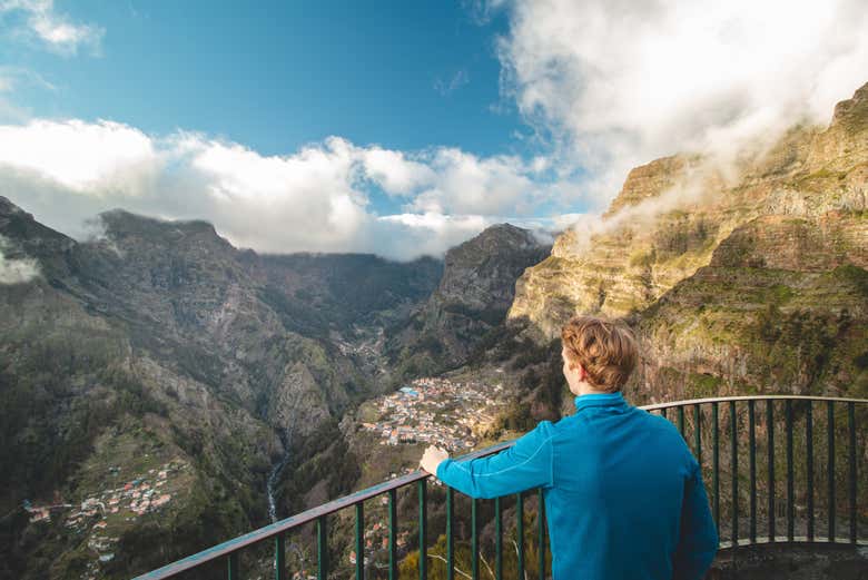 Observando Curral das Freiras desde un mirador