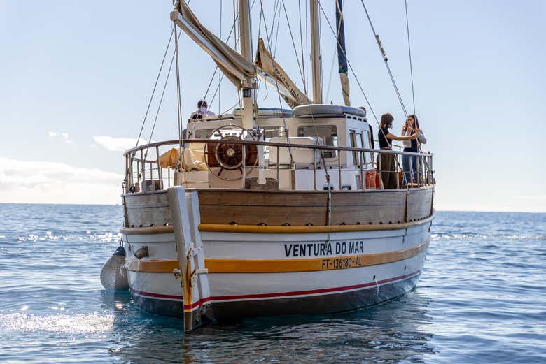 Disfrutando del paseo en barco por las aguas de Madeira