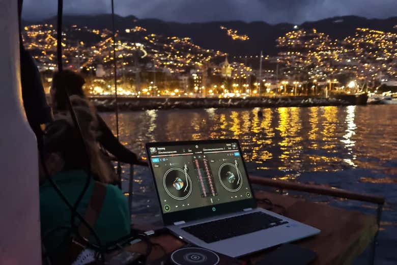Noche iluminada de Madeira desde el mar