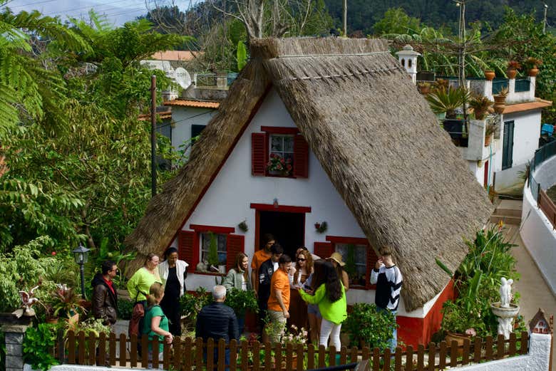 Visitando las casas típicas de Santana, en Madeira