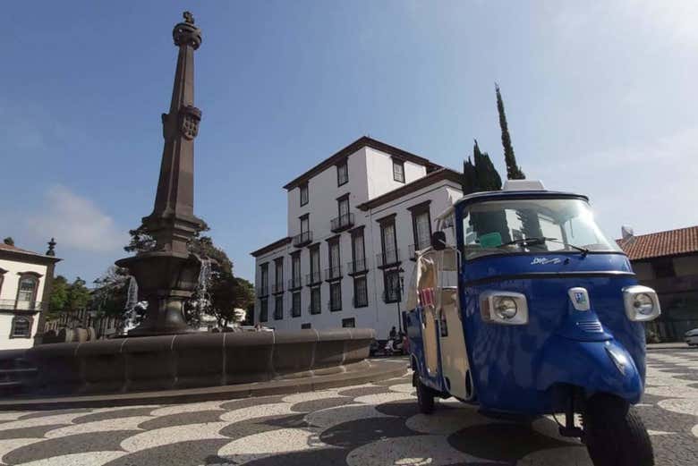 Passeando pelo Funchal de tuk tuk