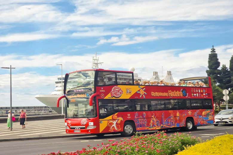 Autobus turistico al porto di Funchal