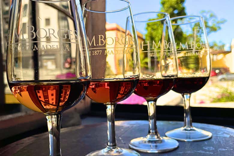 Você degustará uma extraordinária seleção de vinhos da Madeira