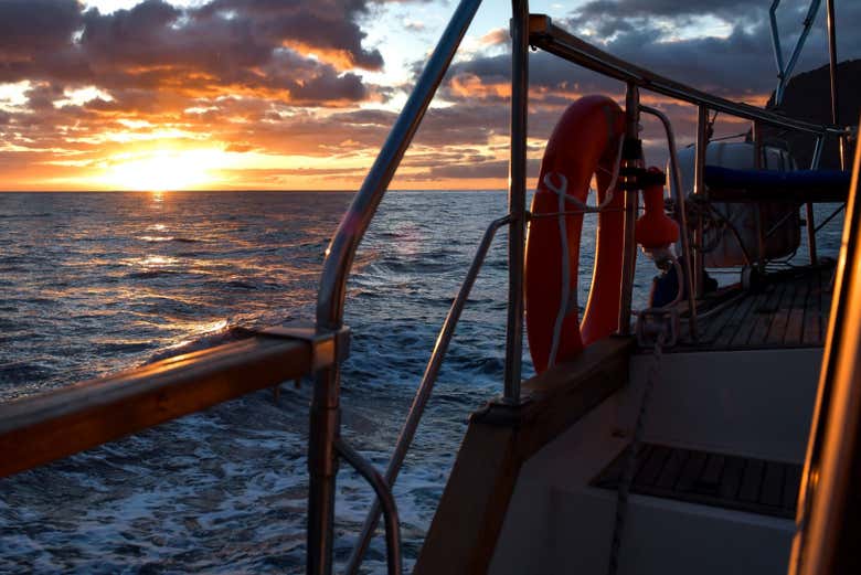Profitez du coucher de soleil sur le bateau