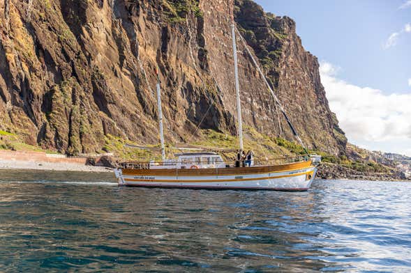 Passeio de barco ao entardecer pelo Cabo Girão
