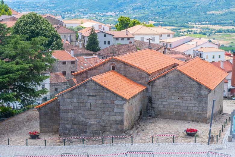 O conjunto da igreja de Santiago e da Capela dos Cabrais