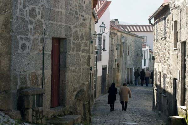 Passeando por uma vila histórica de Portugal