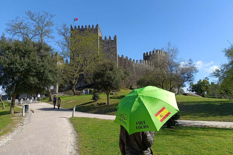 Caminando hacia el Castillo de Guimarães