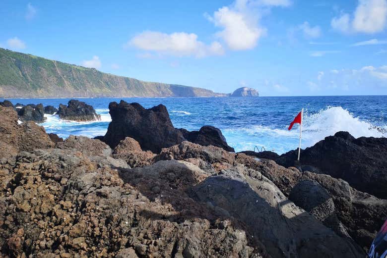 Longez le littoral typique de l'île