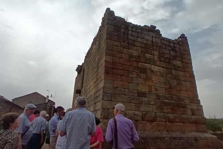 Escuchando las explicaciones del guía