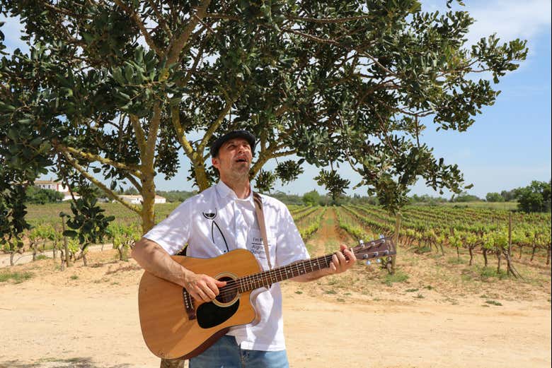Listen to a guitarist play traditional Portuguese songs