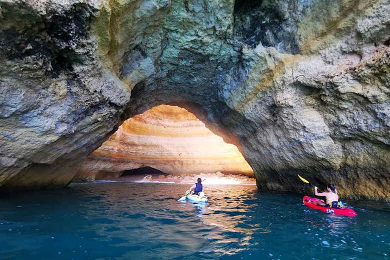 Navegando en kayak por las cuevas de Benagil