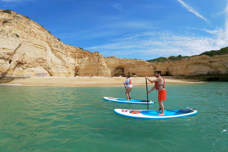 Remando con los paisajes del Algarve de fondo