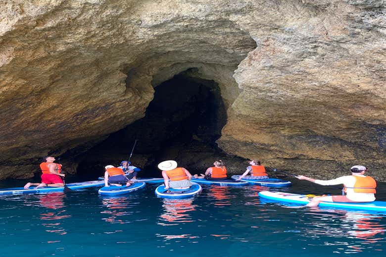 Remando pelas grutas da região