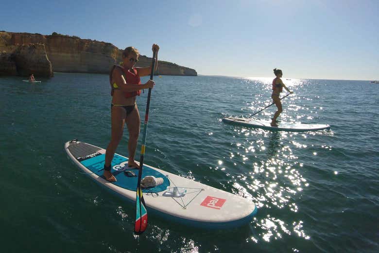 Paddle surf en la playa de Benagil