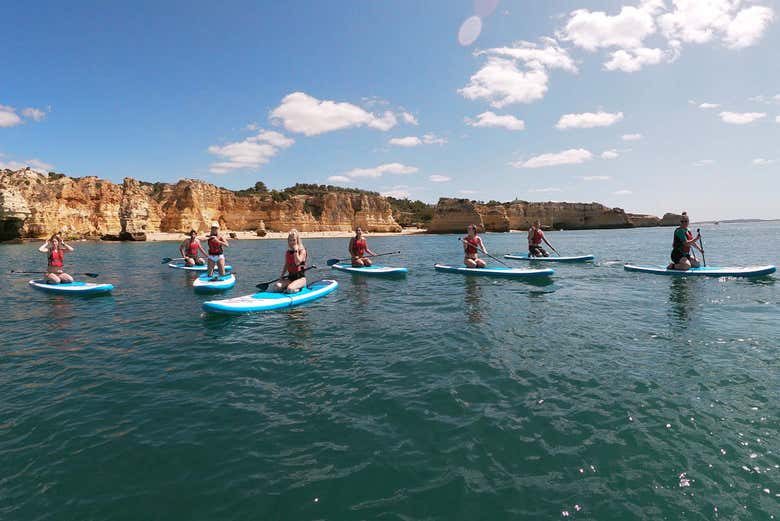 Practicando stand up paddle en el Algarve