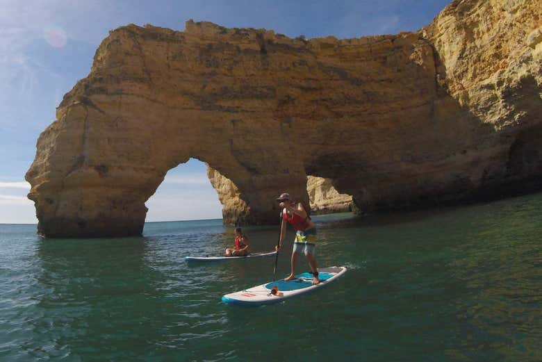 Remando en la costas de Benagil