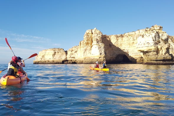 Tour delle grotte delle spiagge di La Marina e Albandeira in kayak