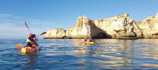 Balade en kayak dans les grottes de Benagil