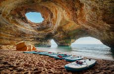 Paddle surf nas grutas de Benagil