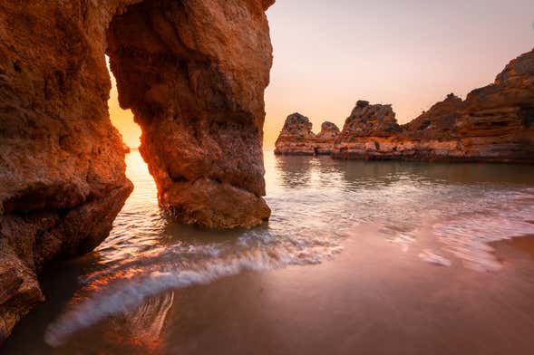 Paseo en barco por Ponta da Piedade al atardecer