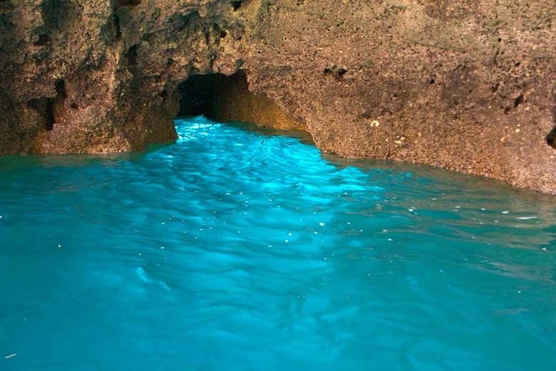 Aguas cristalinas en Paseo en las cuevas de Ponta da Piedade