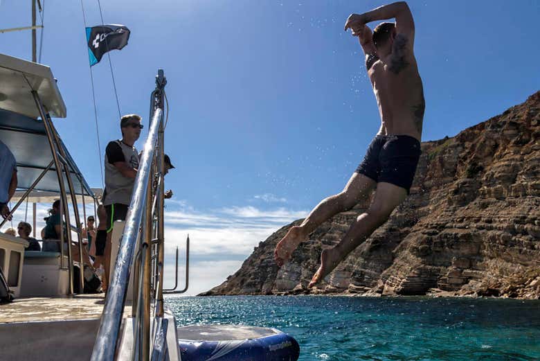Saltando à água do catamarã