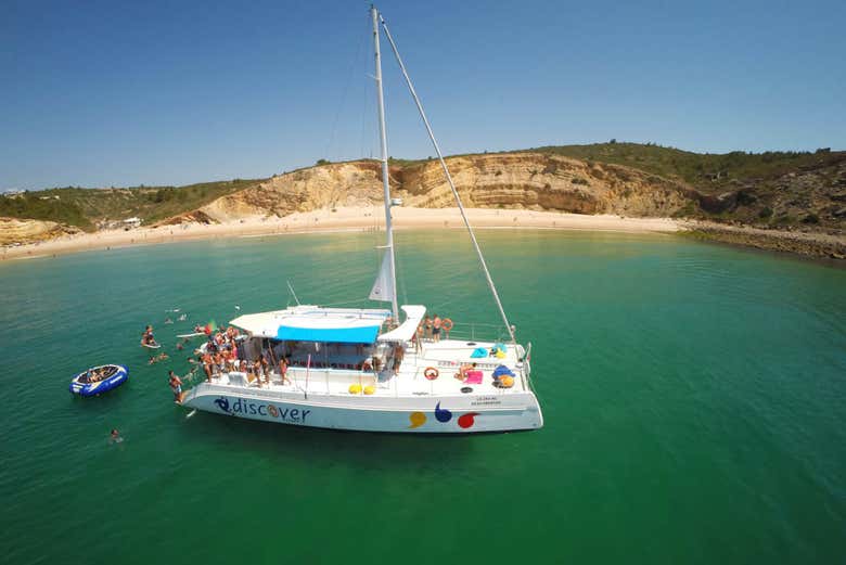 Navegando en catamarán por la costa del Algarve