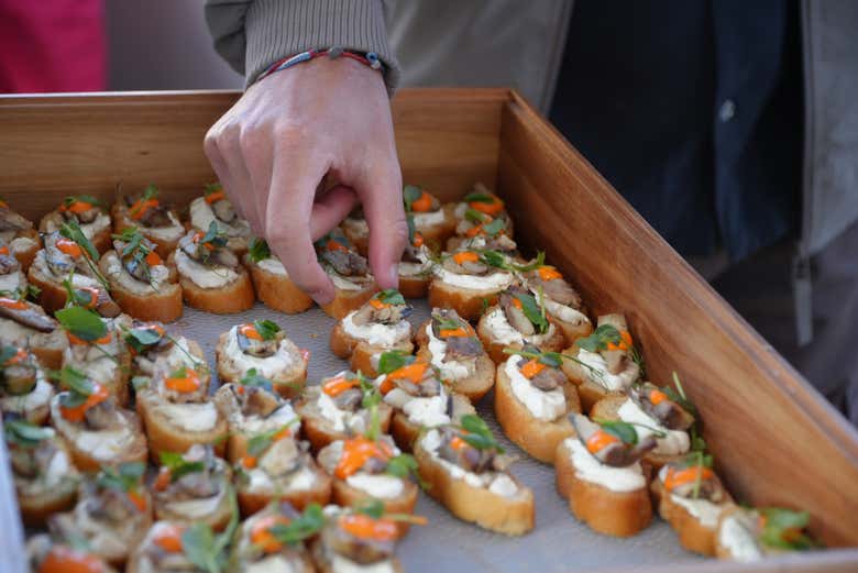 Cogiendo un delicioso canapé