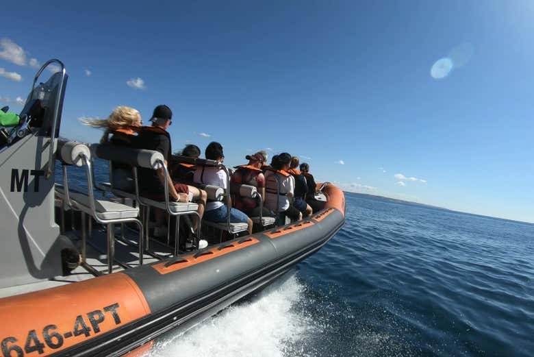 Un grupo de personas de camino a las Cuevas de Benagil